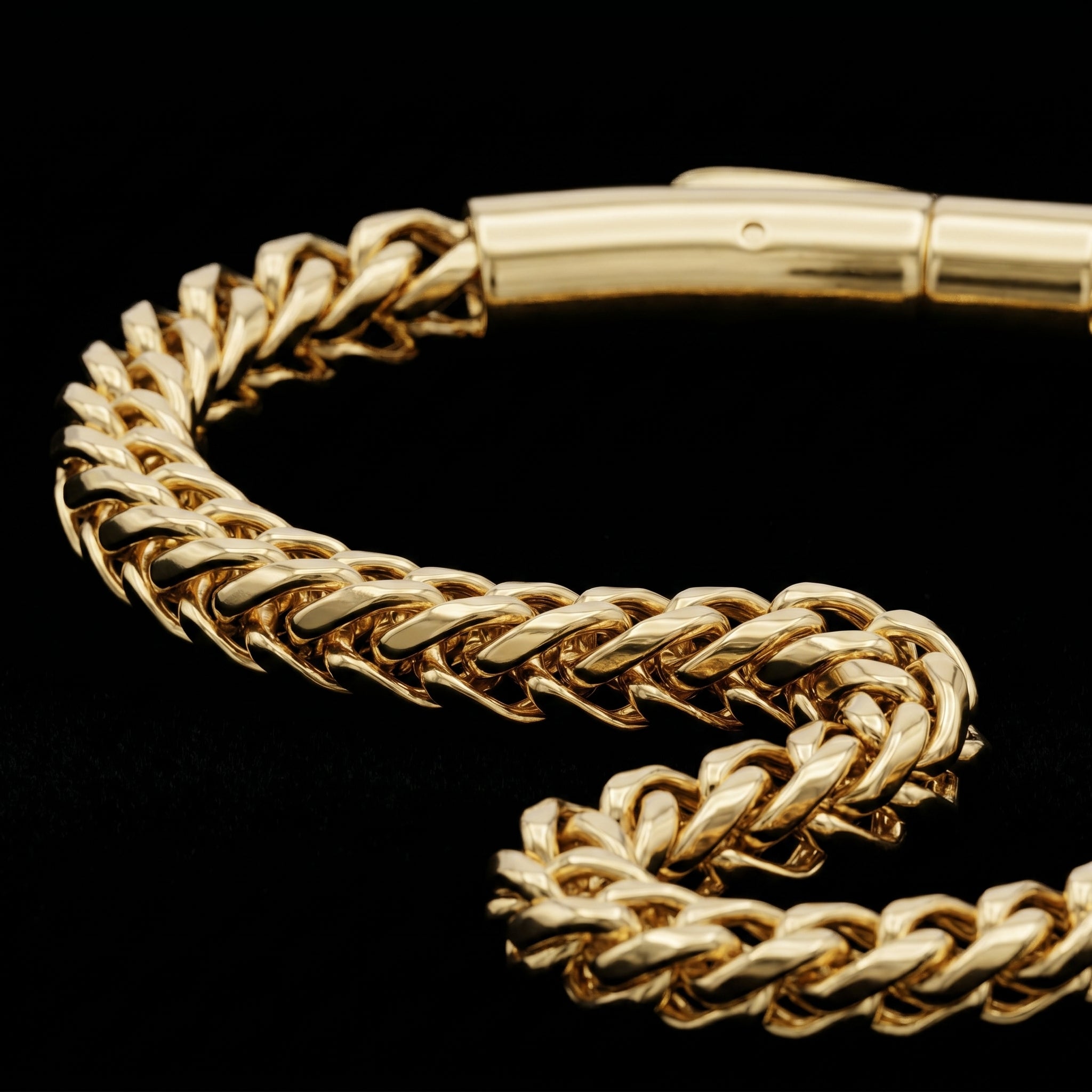 Royal Cuban Link Bracelet with magnetic lock – length 8.12 inch and width 6 mm